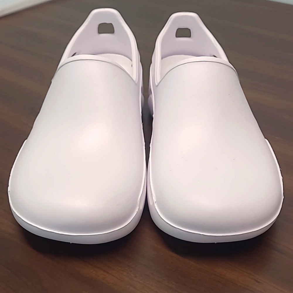 Anywear Size 6 White Slip On Rubber Foam Shoe